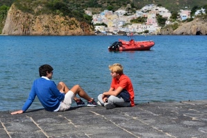 mare, acqua, ragazzi, rosso, azzurro, case, due, verde, gommone, barca, seduti, paese, borgo, persone, molo, canotto, lago, imbarcazione