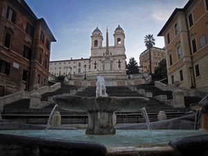 fontana, chiesa, acqua, scalinata, obelisco, roma, palazzi, campanili, cielo, zampilli, gradini, scalini, finestre, balaustra, trinità, balaustre, piazza, case, vasca, monti