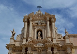 croce, chiesa, colonne, statue, cielo, nuvole, barocco, stemma, santi, azzurro, facciata, putti