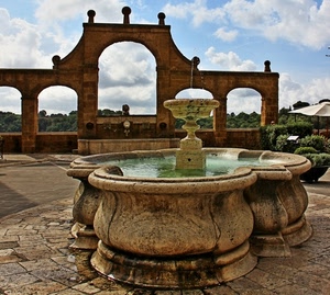 fontana, acqua, archi, nuvole, cielo, zampillo, alberi, verde, arco, piazza, piante, ombrellone, marmo, architettura, azzurro