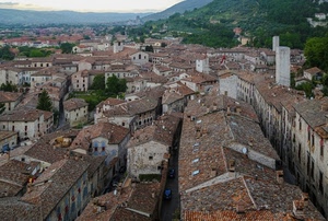 tetti, case, torri, finestre, città, paese, alberi, tegole, comignoli, panorama, borgo, strade, vie, palazzi, auto, verde, colline, paesaggio, montagne
