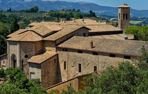 alberi, tetti, campanile, chiesa, verde, finestre, montagne, colline, comignoli, case, tegole, borgo, piante, camini, abside, torre, porta, mattoni