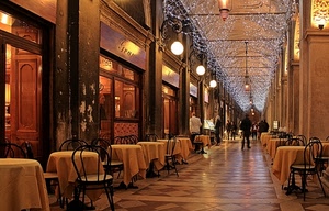tavolini, sedie, luminarie, bar, luci, vetrine, tovaglie, portici, portico, lampioni, persone, ristorante, locale, colonne, lampade, porte, natale, galleria, insegne, lampadari