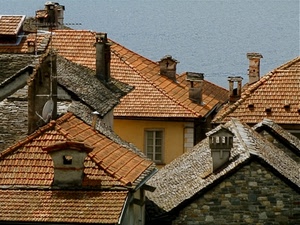 tetti, comignoli, tegole, mare, antenne, case, finestra, camini, finestre, muri, acqua