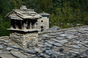 alberi, tetto, pietre, verde, comignolo, comignoli, tegole, bosco, pietra, torre, ardesia, casa, copertura, campanile, grigio