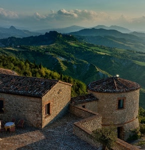 montagne, verde, torre, nuvole, cielo, alberi, finestre, castello, tetti, panorama, paesaggio, tetto, pietre, cime, tegole, colline, tavolo, mattoni, borgo