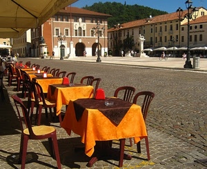 sedie, lampioni, piazza, tovaglie, tavolini, finestre, strada, archi, ombrelloni, cielo, persone, monumento, verde, marrone, palazzi, case, tavoli