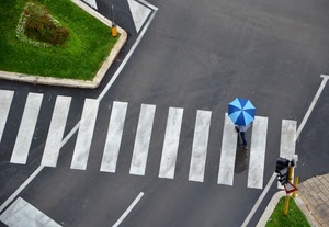 ombrello, strisce, strada, verde, pedone, aiuola, erba, azzurro, blu, bianco, grigio, semaforo, strade, passaggio, linee, pedonale, righe