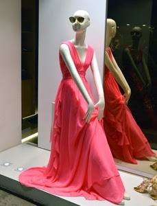 manichino, occhiali, vetrina, vestito, specchio, riflesso, rosso, bianco, rosa, riflessi, donna, lungo, negozio, luci, abito, scarpe, braccia, fucsia, mani