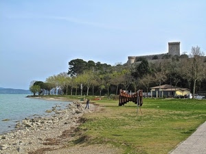 alberi, castello, lago, verde, erba, prato, acqua, cielo, spiaggia, riva, case, merli, sassi, casa, pietre, azzurro, persona, mare, persone