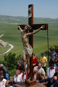 processione, crocifisso, croce, persone, colline, verde, prati, strada, cristo, fedeli, gesù, uomini, donne, crocifissione, religione, campagna