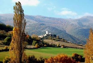 alberi, verde, colline, panorama, autunno, erba, case, nuvole, cielo, borgo, paesaggio, montagne, albero, villaggio, torre, paese, prato, prati, azzurro, collina, campagna, montagna