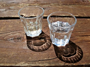 bicchieri, legno, vetro, ombre, acqua, due, ombra, tavolo, bicchiere, trasparente, tavola, trasparenza, nodi, venature, riflessi, riflesso