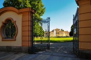 cancello, villa, prato, verde, alberi, cielo, fontana, parco, muro, ferro, azzurro, finestre, casa, albero, giardino, archi, aperto, inferriata