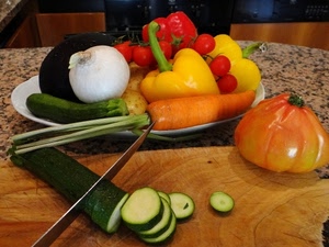 cipolla, zucchine, coltello, ortaggi, carota, pomodori, peperoni, patate, piatto, rosso, tagliere, pomodoro, verdura, giallo, tavolo, verde, peperone, carote, melanzana