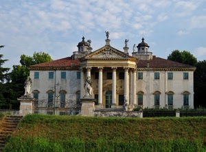 colonne, villa, statue, finestre, alberi, nuvole, erba, verde, cielo, scalinata, prato, scale, gradini, porte, porta, capitelli, azzurro