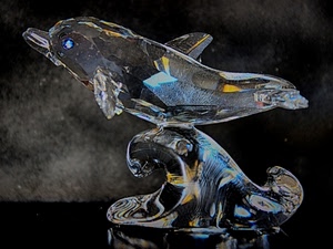 delfino, vetro, onda, cristallo, nero, scultura, soprammobile, riflessi, colori, azzurro, trasparente, coda, occhio, pinne, muso