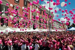 rosa, palloncini, nuvole, cielo, finestre, persone, donne, bianco, palazzi, case, manifestazione, tanti, gente, azzurro, folla