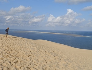 nuvole, mare, sabbia, cielo, spiaggia, persona, azzurro, acqua, donna, orizzonte, impronte, bianco, cammina