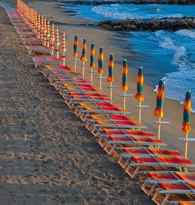 ombrelloni, mare, sabbia, spiaggia, lettini, onde, acqua, scogli, colori, ombre, verde, sdraio, rosso, orme, fila, schiuma, giallo, estate