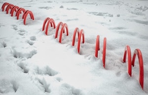 neve, bianco, rosso, inverno, orme, impronte, parcheggio, semicerchi, rastrelliera, archi, cerchi, arancione, biciclette, metallo