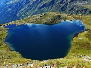 montagna, lago, acqua, verde, erba, blu, montagne, azzurro, riflessi, laghetto, panorama, paesaggio, prati, sassi