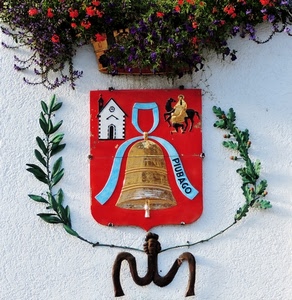 stemma, rosso, fiori, campana, rami, nastro, chiesa, azzurro, verde, muro, piante, scritta, cavallo, cavaliere, pianta, foglie, bianco, santo