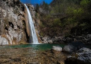 cascata, acqua, verde, rocce, massi, fiume, cielo, alberi, azzurro, roccia, sassi, torrente, strada, natura, ruscello, passerella, lago, montagna, rami