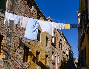 panni, finestre, cielo, bucato, azzurro, case, vicolo, biancheria, filo, fili, stesi, mattoni, bianco, scorcio, lenzuola, giallo