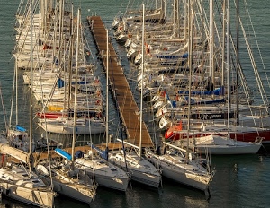 barche, alberi, mare, porto, molo, pontile, acqua, bianco, rosso, vela, vele, imbarcazioni, natanti, scafi, banchina, corde, azzurro, moltitudine, passerella, velieri, legno, attracco, funi
