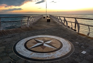 mare, ringhiera, venti, rosa, pontile, nuvole, panchine, molo, acqua, cielo, alba, tramonto, stella, orizzonte, cerchio, bianco, onde, parapetti, scritte, asta