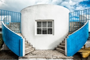 finestra, scale, nuvole, cielo, bianco, azzurro, gradini, cancelli, scalini, scalinate, simmetria, ringhiera, celeste