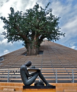 albero, statua, cielo, nuvole, foglie, scultura, ringhiera, verde, tetto, rami, prospettiva, expo, azzurro, seduto, gradini