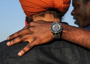 orologio, mano, turbante, dita, unghie, spalle, naso, bocca, capelli, arancione, profilo, camicia, uomini, abbraccio, rosso, ora, arancio, amicizia, amici