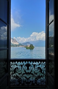nuvole, montagne, acqua, finestra, lago, ringhiera, isola, cielo, balcone, porta, riflessi, panorama, alberi, ferro, azzurro, vetri, paesaggio, montagna
