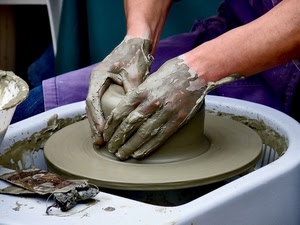 mani, tornio, artigiano, dita, creta, argilla, vaso, terra, piatto, mestieri, bianco, viola