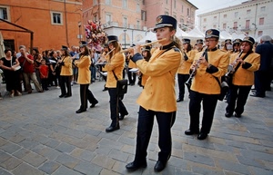 banda, strumenti, nero, musicisti, cappelli, case, giallo, persone, strada, divise, musica, suonatori, uniforme, divisa, finestre, flauti, donne, berretti, pantaloni, arancione