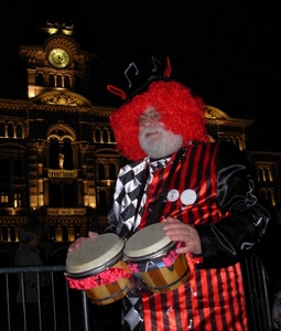 tamburi, parrucca, orologio, rosso, maschera, uomo, occhiali, notte, tamburelli, pagliaccio, suonatore