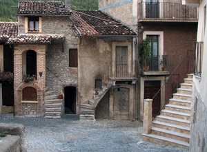 scale, finestre, porte, tetti, scorcio, case, borgo, gradini, scalini, tegole, scala, piazza, archi, arco, vasi, ringhiere, balconi