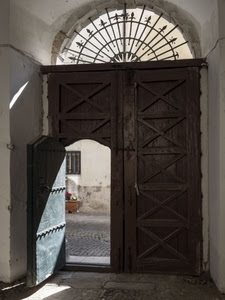 porta, portone, strada, arco, legno, ics, luce, finestra, aperta, verde, fiori, marrone, archi, entrata, vaso