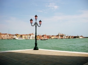 mare, lampione, cielo, venezia, case, nuvole, barche, laguna, acqua, tre, chiesa, azzurro, lampioni, ombra, campanili, vaporetto, verde, città