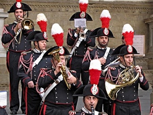 carabinieri, banda, strumenti, rosso, cappelli, bianco, divise, musicisti, musica, pennacchi, nero, pennacchio, piume, trombe, uniforme, divisa, militari