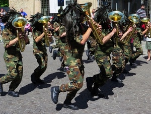 bersaglieri, piume, divisa, corsa, fanfara, trombe, strumenti, ottoni, ombre, correre, mimetica, banda, uniforme, divise, militari, soldati, cappello, nero, penne, scarponi, cappelli, strada, parata, militare